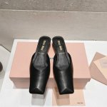 出厂 独家顶级 MIU MIU 24春夏新款复古方头粗跟凉拖 简单又经典 时髦复古vintage miumiu中古鞋 非常百搭 不挑人 穿着不累脚 绝对入手不亏