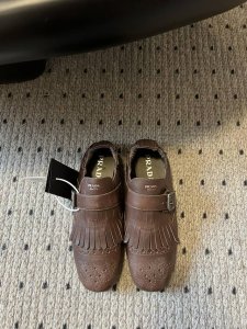Prad* 25ss 普拉达走秀款复古流苏单鞋爆款！走秀款 复古感时髦满满 随意百搭 时尚休闲 独到味道，人人都爱也轻松驾驭 每年都会爆.足以征服你，穿上它，休