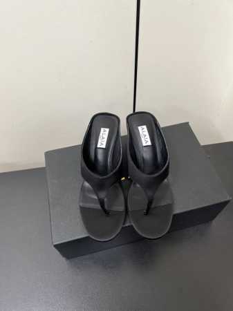 Alaia2025春夏新品简易真丝坡跟夹脚凉鞋拖鞋 异形坡跟穆勒鞋 释放独特气场 尖头勾勒利落线条 轻松游走于时尚前沿 每一步都踏出摩登态度 ！ 鞋面采用进口真 - 点击图像关闭