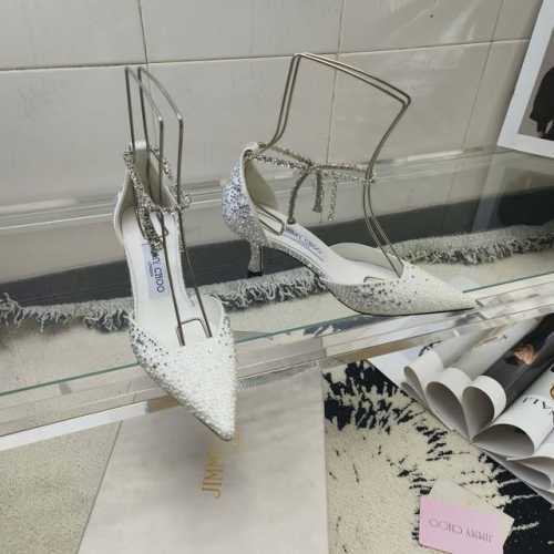Jimmy Choo 最美凉鞋 ，方口中空钻链尖头凉鞋系列水晶烫钻款，尽显迷人个性。露趾鞋型配以摩登弧形鞋跟，凸显娇美气质。 鞋面：进口真丝高温烫钻 内里：进口