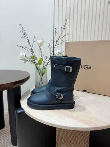 24Ss秋冬新款UGG雪地靴保暖羊毛靴 双扣带勾勒出UGG品牌logo 凸显高端大气 ！采用澳洲进口羊皮毛内里，冬季保暖效果超赞！ 面料：羊皮毛一体 内里：羊皮