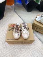 出厂380 Miu Mi* New Balance 联名走秀款半拖随着530运动鞋的大火，迎接夏日的最新款，来自美拉德的快乐鞋极简复古文艺的风格都能搭，搭各式的