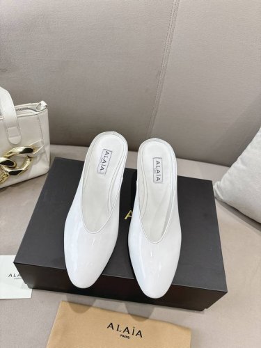 独家新品 Alaia 阿莱亚25Ss 秀前款高跟鞋 最近超火的一款高跟鞋 经典纯色调贮藏摩登灵感，异形鞋跟破译前卫之风 浪漫又迷人 舒适百搭配上不同款式，不同风