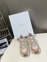 Dior迪奥Chrono系列运动鞋 太古汇RMB9130购入开发 这款Dior chrono运动鞋延续经久不衰的轮廓，采用网纱精心制作，所以上脚会特别的舒服哦
