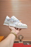 出厂价P 原版开发 品质出货 欢迎对比 Lv板鞋系列 Lv Trainer Maxi运动鞋将成衣系列的宽松廓形引入Virgilabloh笔下的Lvtrainer