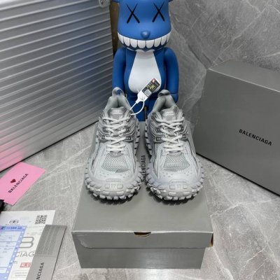 出厂 男女鞋原楦原纸版开发版型 原版一致配件防尘袋及附送鞋带 1:1比例克重 全掌Pu乳胶鞋垫及外观轻度磨损做旧效果 全新开发4层组合夸张轮胎花纹鞋底底部 狂野