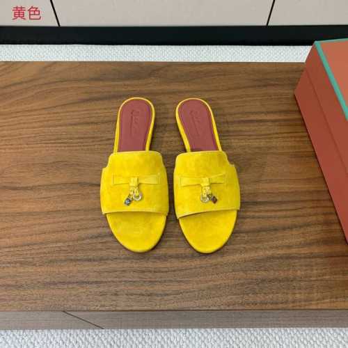 Loro piana 代购级平底拖鞋。这款绒面拖鞋搭配饰有Loro Piana My Charms 吊坠的饰带，并饰以同色缝线。精致柔美，适合搭配都市和度假装束