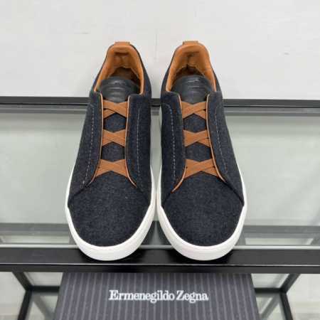 Zegna Xxx系列 由14Milmil14 羊毛面料制成，鞋床、填料、加固件和外底均采用再生材质。 细节:脚背标志性骆马色xxx交叉松紧，时尚可持续14Mi - 点击图像关闭