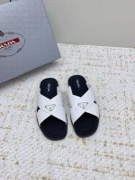 出厂 高版本 prada普拉达 p家 三角标 交叉带平底凉拖鞋 这款交叉带凉鞋以现代廓形打造油边工艺永不磨脚 并结合简约而时尚的细节 标志性的涂珐琅三角形金属徽