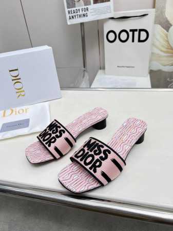 出厂价 真皮 Dior迪奥最新火爆款，一款春新品、这款中跟真丝锻面+3D电秀鞋，绽现现代的设计理念。怎么搭配怎么好看。上脚舒适。码数35-40 34 41 42 - 点击图像关闭