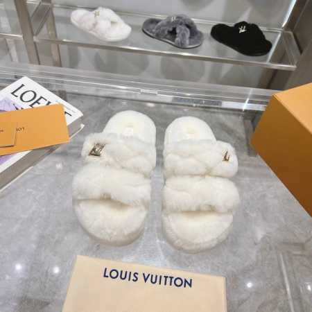 LV 最新版面new arrival ～毛毛鞋半拖毛拖 winterbreak comfert 平底拖鞋 LV 金属字母扣 室内外穿着皆宜。纯羊羔毛材质，鞋面受 - 点击图像关闭
