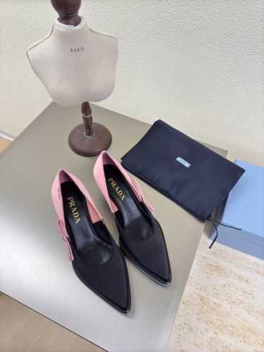 三角跟 拼色单鞋 金属Logo 单鞋 Prada 马蹄跟高 4.5 Cm 简约设计 搭配三角标 Logo 的设计和简约的线条 很有格调 简单纯粹得色调 原版开模
