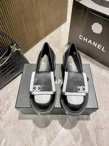 橙子出厂价 CHANEL 香奈儿24p 学院风黑白熊貓粗跟厚底乐福鞋 今年嘅香奈兒真嘅風格改變了！ 鞋比想象中可愛，增高很多很多很多， 5厘米，相當於著了個高跟