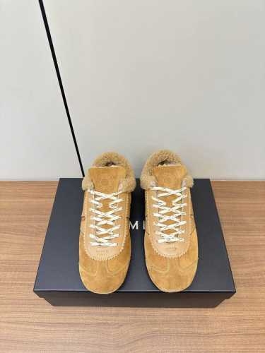 Dries Van Noten DVN 美拉德风德训鞋羊毛里 代购级Dries Van Noten DVN 马拉松复古德训鞋 2024春夏系列，设计师通过改造、