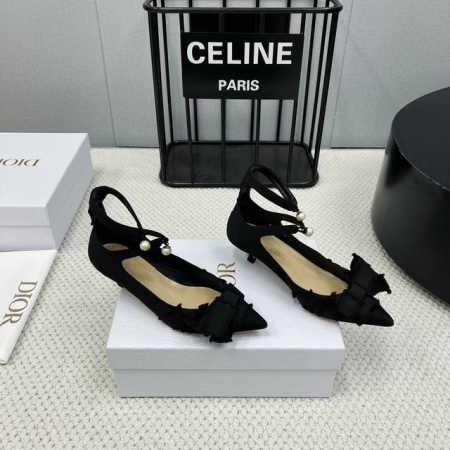 出厂： 独家顶级版本 Dior*迪奥 2025vs新款单鞋系列 尖头珍珠扣单鞋 原版购入开发 ！完美还原这款鞋的楦形细节鞋面进口牛漆皮 内里垫脚细腻小羊皮，看细 - 点击图像关闭