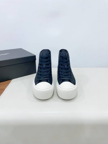 prad* 普拉达 24Ss秋冬厚底球鞋 帆布鞋 科技帆布最新黑科技 相隔几年prada又给我们带来好看的饼干鞋了 时髦精绝对不能错过的必入款 没有任何繁杂装饰