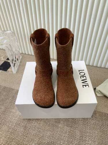 Loewe 罗意威 24Ss 秋冬新款 方跟厚底女靴套脚一脚蹬弹力靴牛皮平底时装靴短靴 简约大气时髦 耐看不过时 是时尚圈永不退潮的经典所在 复古的英伦风格 让