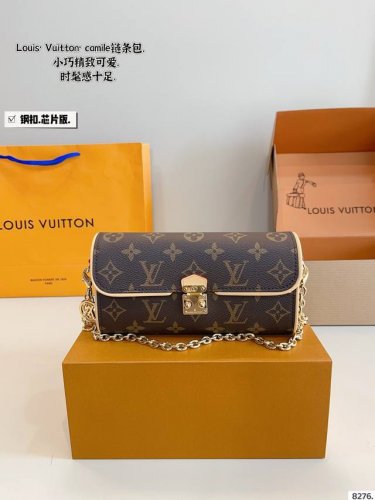 配礼盒 Lv 路易威登 Camille 链条包 两根链条随意切换. 上身好好看哦.秀气又贵气.尺寸：20*6*11Cm