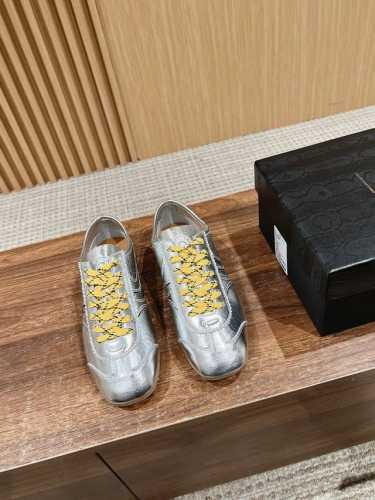 390#情侣码 复古德训鞋 也太美了吧 Dries 总会给我带来惊喜 Dries Van Noten 春夏系列，设计师通过改造、扭曲和颠覆经典元素，打造出实用而