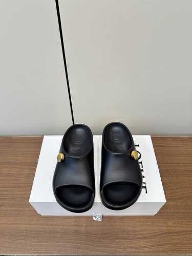 loewe｜罗意威夏季Paulas限定时尚拖鞋 超轻拖鞋，超舒服，湿水，去沙滩穿超合适的， 颜值也很高，高度2Cm那样，夏季必备款 橡胶发泡一体成型！电镀五金扣