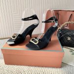 代购级 Loro Piana LP 椭圆扣真丝高跟凉鞋诺悠翩雅极简风格，独特的扇形高跟，好穿又时尚材质：进口真丝缎面，羊京内里及垫脚 真皮大底跟高：8cm码数：