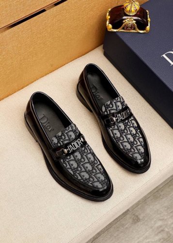 商品商标 Dior 迪奥 休闲皮鞋 正码码数: 38-44 45.46.47订做 商品材料 精选 意大利进口头层小牛皮压花鞋面+奢华五金扣 进口水染牛皮内里 强