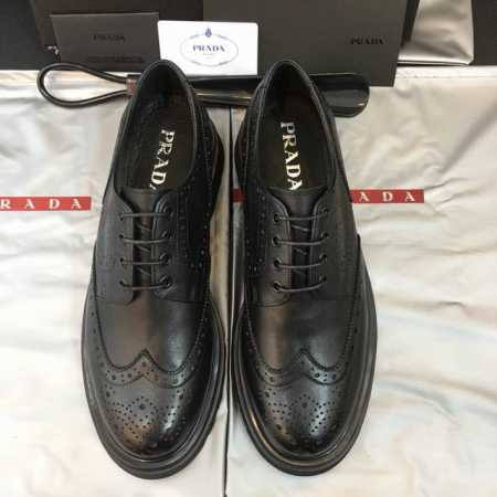 Prada 顶级 Size：39-44 38.45可定做 工厂实拍 普拉达高品质原单牛货精品！经典德比鞋，原厂开边珠牛皮，胎牛内里，搭配轻盈锯齿tpu大底！都 - 点击图像关闭