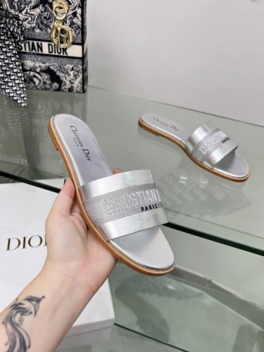迪奥 Dior 春夏新款女鞋 Cd字母刺绣Logo平底拼色一字拖鞋 市面顶级版本 材质:鞋面进口牛皮 牛皮皮内里+意大利原色真皮大底： 跟高 平 1.5 中跟4