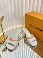 顶级版本Lv 驴家 25Ss 丹宁牛仔太好看了 很少做Lv家的单品 但是这双小猫跟我真的是没法拒绝啊 原版购入 用心开发 鞋跟都是开模定制 老花单宁色搭配的棕色