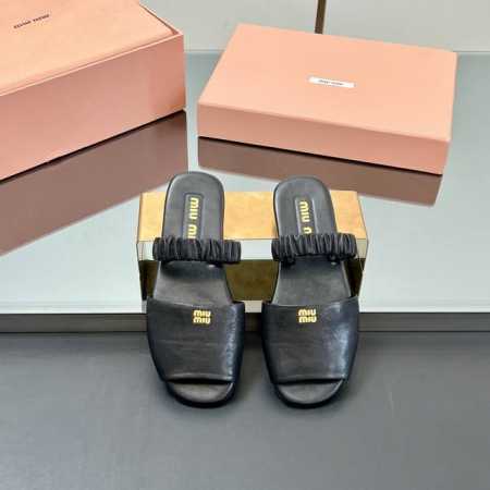 出厂 高品质！Miumiu 缪缪 25Ss早春新款 一脚蹬懒人凉鞋 官方春夏走秀新款，时髦百搭，即可咸又可甜 一点也不磨脚 无论光脚穿还是搭配袜子穿都超级减龄 - 点击图像关闭