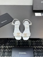 2025Ss Chanel香奈儿C家中跟凉鞋，标志性双C扣奢华吸睛，彰显品牌格调。多样色彩与材质，适配不同穿搭场景。无论是漫步街头还是出席派对，它都能提升气质，