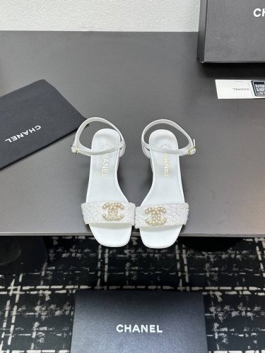 2025Ss Chanel香奈儿C家中跟凉鞋，标志性双C扣奢华吸睛，彰显品牌格调。多样色彩与材质，适配不同穿搭场景。无论是漫步街头还是出席派对，它都能提升气质，
