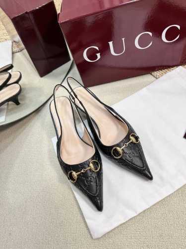 Gucci 24ss春夏新款 G家尖头马衔扣V型系列，经典再现，简约设计高雅品质，鞋面以压花羊皮双G皮材料匠心打造，鞋面缀饰亮眼的经典马衔扣，后带着釆用松紧带设