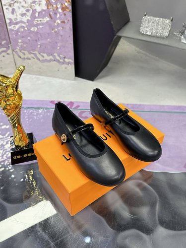 工厂P价P：350 Louis Vuitton 路易威登春夏 单鞋系列 联名玛丽珍时装平底鞋 春夏秀场出镜率最高的一款单品 超多名模上脚 简约大方非常百搭 鞋面