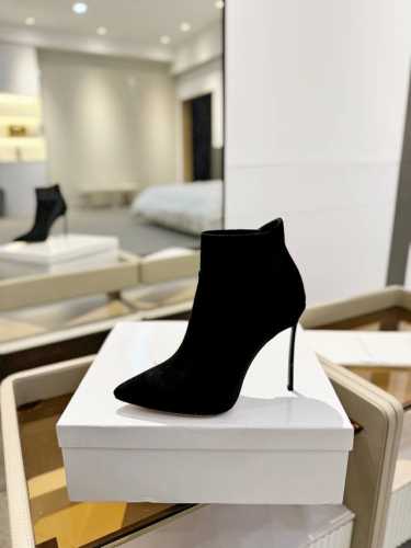 价格： 卡萨帝 Casadei 女王的高跟鞋，来自意大利顶级鞋履品牌 是由Quinto Casadei于1958年在意大利圣毛罗帕斯科利创立。 Casadei