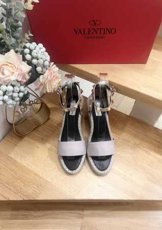 P350 Valentino Garavani 荔枝牛皮系带坡跟凉鞋 - 金属效果工艺处理铆钉装饰 - 麻绳包裹坡跟 - 可调节小牛皮系带 - 坡跟防水台 - - 点击图像关闭