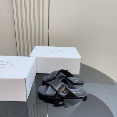 厂价 加飞机盒10 prada 普拉达经典春夏新品 三角标交叉拖鞋 夏天最值得入手的简约单品 自带高级气场的拖鞋 也非常容易驾驭非常舒适好穿！ Go 材质： 鞋