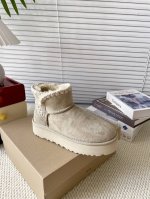 UGG P: 女款Size：35-40 UGG短筒雪地靴 波浪毛线鞋 秋冬阿哥新款系列 多色可选 原始可爱的外观，隆丰皮毛一体100%原版搭配单毛线 非常的珍贵