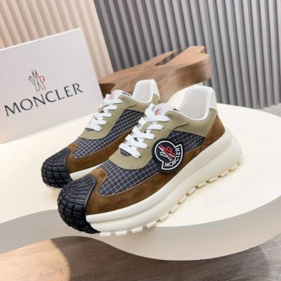 moncler 蒙口男士系带休闲运动鞋，具有舒适防滑性能，采用一体成型进口飞织科技面料制成，兼备创新、功能性与图形细节于一体，诠释潮流时尚。大底采用Tpu+橡胶