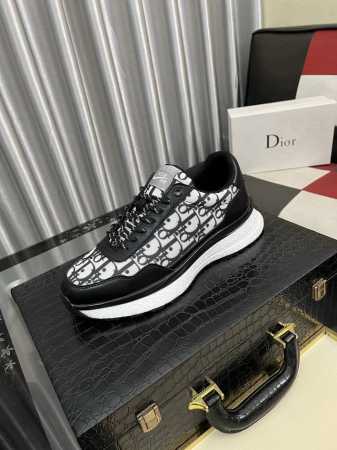 出厂价pp： 迪奥Dior* 最新爆款休闲鞋，顶端品牌奢侈～代购，顶级～质量。鞋面選用进口透气牛皮搭配布面材质透气羊皮垫脚 精细做工。码数: 38-442色可选 - 点击图像关闭