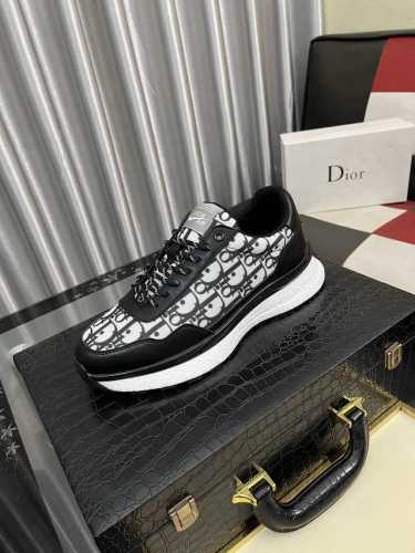 出厂价pp： 迪奥Dior* 最新爆款休闲鞋，顶端品牌奢侈～代购，顶级～质量。鞋面選用进口透气牛皮搭配布面材质透气羊皮垫脚 精细做工。码数: 38-442色可选
