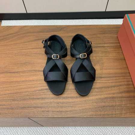 Loro Piana 新款凉鞋。极简主义风格。属于非常耐看的款式！鞋面真丝，羊皮内里，真皮大底码数：35-42 40、41、42 定制不退换 批： - 点击图像关闭