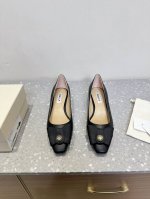 bally 芭利 25Ss春夏新款 织带蝴蝶结 扣饰 粗跟 单鞋 款式新颖别致，采用方形头型设计 配以最新Ball*字母扣搭设计突出品牌标识 鞋面采用混子混种羊