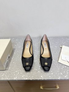 bally 芭利 25Ss春夏新款 织带蝴蝶结 扣饰 粗跟 单鞋 款式新颖别致，采用方形头型设计 配以最新Ball*字母扣搭设计突出品牌标识 鞋面采用混子混种羊