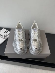 balenciaga 巴黎世家 25Ss早春最新爆款明星走秀同款 Sneaker运动老爹鞋 原版购入开发 一比一做货 新款浓浓的机能风 鞋底刻度非常深 登山雪地