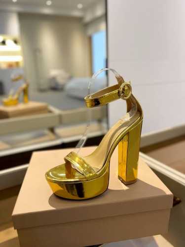 价格p： 吉安维托 罗西 Gianvito Rossi 吉安维托 罗西 Gianvito Rossi 秉承了其传统意大利工艺，专注精巧细节，打造优雅女人味，每一