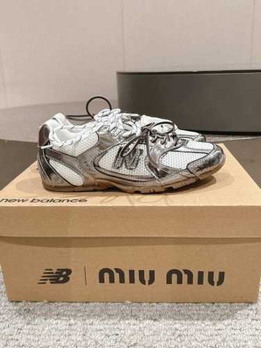 出厂网面 全皮面 超火爆 超绝 缪缪Miumiu+New Balance新百伦联名款 2025新色 阿甘鞋 德训鞋 复古时尚 简约高级 随意搭配 上脚非常轻便舒