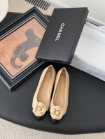 Chanel 25K春夏新品山茶花单鞋系列 这一季山茶花系列真的超美 香奶奶家一贯的优雅名媛气质 高级感十足！上脚非常Nice～ 不管光脚穿或搭配裙装、裤装、