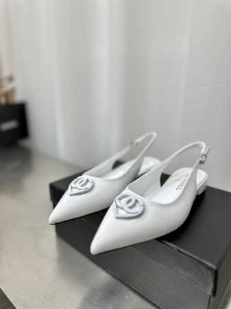 CHANE*L 小香25ss新款 爱心logo后空凉鞋小清新风带点贵气的感觉，上脚非常完美，穿搭配上此鞋，优雅大方。整个系列都充满了令人兴奋和意外的元素结合，不 - 点击图像关闭