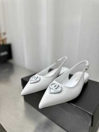 CHANE*L 小香25ss新款 爱心logo后空凉鞋小清新风带点贵气的感觉，上脚非常完美，穿搭配上此鞋，优雅大方。整个系列都充满了令人兴奋和意外的元素结合，不